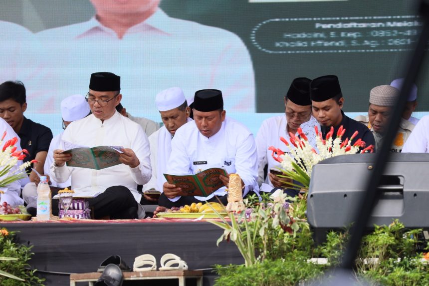 Bupati Barito kuala Haji Bahrul ilmi bersama Sekretaris Daerah Barito Kuala, H. Zulkipli Yadi Noor saat acara,kegiatan tahunan Barito Kuala Mengaji, berlangsung di Lapangan 5 Desember Marabahan, (6/8/2025)