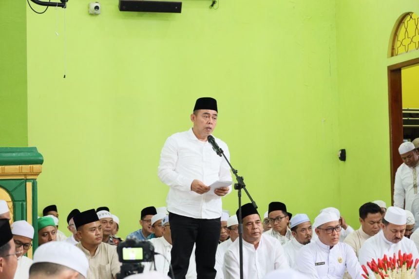 Wakil Bupati Barito Kuala, Herman Susilo, menghadiri Haul Ke-130 Alimul Allamah Qadhi H. Abdush Shamad bin Alimul Allamah Mufti H. Jamaluddin, dilaksanakan di Masjid Nurul Anwar, Kamis (7/8/2025).