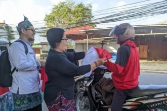 Pembagian Bendera Merah Putih oleh Kepala UPTD PPA. Foto: DPPPA Banjarmasin