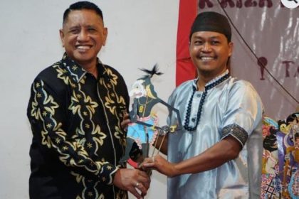 Wakil Bupati Tanah Laut H.M Zazuli membuka pagelaran wayang Banjar (dok Diskominfostasan)