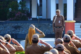 Kadispar Tala saat menjadi inspektur apel gabungan di halaman kantor Bupati Tala , Senin (11/8/2025) , sekaligus paparkan rencana festival layang-layang tradisional ( DOK Diskominfostasan Tala)