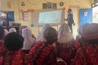 Kelas interaktif Bahasa Inggris bersama Mahasiswa Ilmu Komunikasi ULM. Foto : Amel LK
