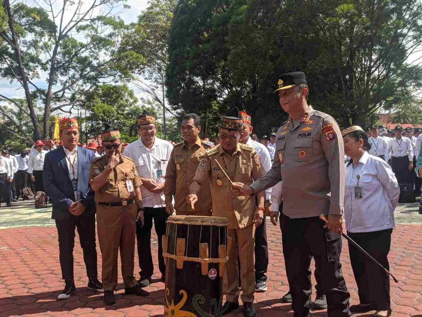 Gubernur Kalteng Agustiar Sabran, saat membuka rangkaian Pengenalan Kehidupan Kampus bagi Mahasiswa Baru (PKKMB) Universitas Palangka Raya. Foto : Antonius Sepriyono