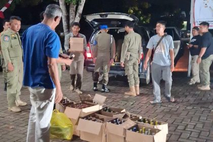 Satpol PP dan Damkar Kabupaten Tanah Laut Tertibkan minuman keras ilegal ( dok foto kiriman)
