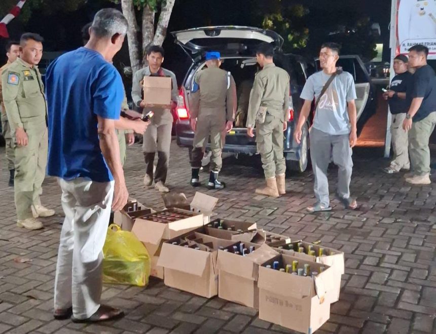 Satpol PP dan Damkar Kabupaten Tanah Laut Tertibkan minuman keras ilegal ( dok foto kiriman)