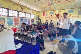 Praktik pembuatan alat penyaring air sederhana