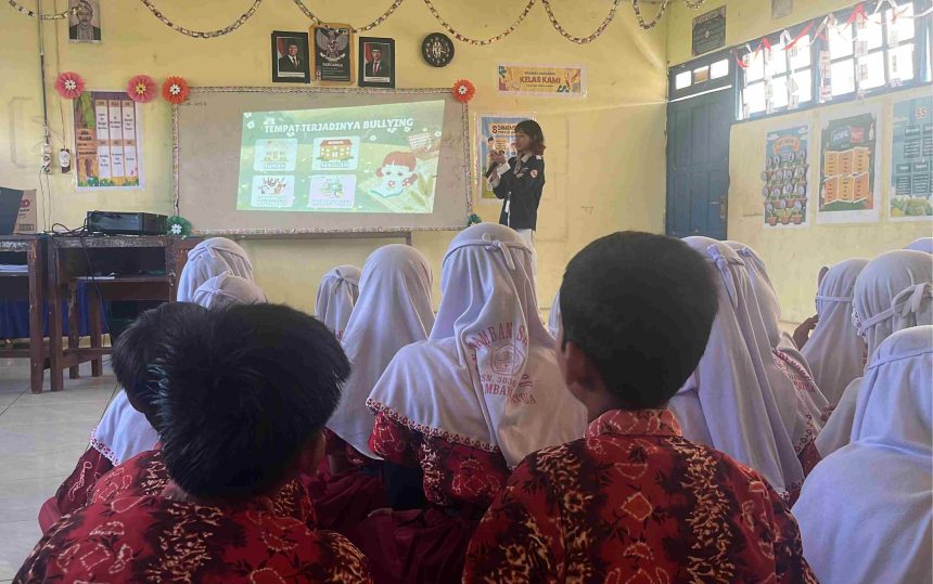 Sosialisasi Ayo Lawan Bullying oleh Mahasiswa Ilmu Komunikasi ULM. Foto: Amel/lenterakalimantan.com