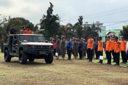 Bupati Tanah Laut Rahmat Trianto, memeriksa kesiapan petugas gabungan , saat Apel Kesiapsiagaan Penanganan Kebakaran Hutan dan Lahan (karhutla) , yang Dilaksanakan di Lapangan Dalas Hangit , Markas Kodim 1009/TLa, Rabu (13/08/2025).