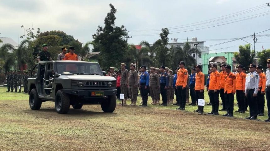 Bupati Tanah Laut Rahmat Trianto, memeriksa kesiapan petugas gabungan , saat Apel Kesiapsiagaan Penanganan Kebakaran Hutan dan Lahan (karhutla) , yang Dilaksanakan di Lapangan Dalas Hangit , Markas Kodim 1009/TLa, Rabu (13/08/2025).