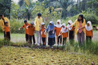 Kegiatan pelepasan biang ekoenzim ke sungai terdekat. Foto: Amel/lenterakalimantan.com