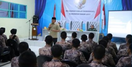 Bupati Tanah Laut Rahmat Trianto ,menjadi narasumber pada pemusatan diklat Paskibraka 2025 ( dok Diskominfostasan Tala)