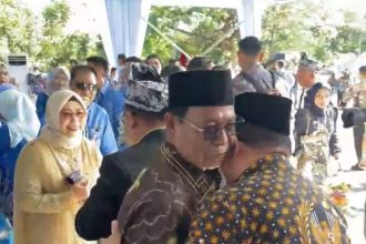 Mengenakan Kacamata dan Peci Hitam, Paman Birin Hadiri Puncak Harjad ke-75 Kalsel. Foto : Istimewa