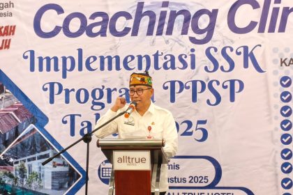 Plt Sekda Kalteng sekaligus Kepala Bapperida, Leonard S. Ampung, saat menyampaikan sambutan pada kegiatan Coaching Clinic 6 Implementasi Strategi Sanitasi Kabupaten/Kota (SSK) Program Percepatan Pembangunan Sanitasi Permukiman (PPSP). Foto: Antonius Sepriyono/lenterakalimantan.com