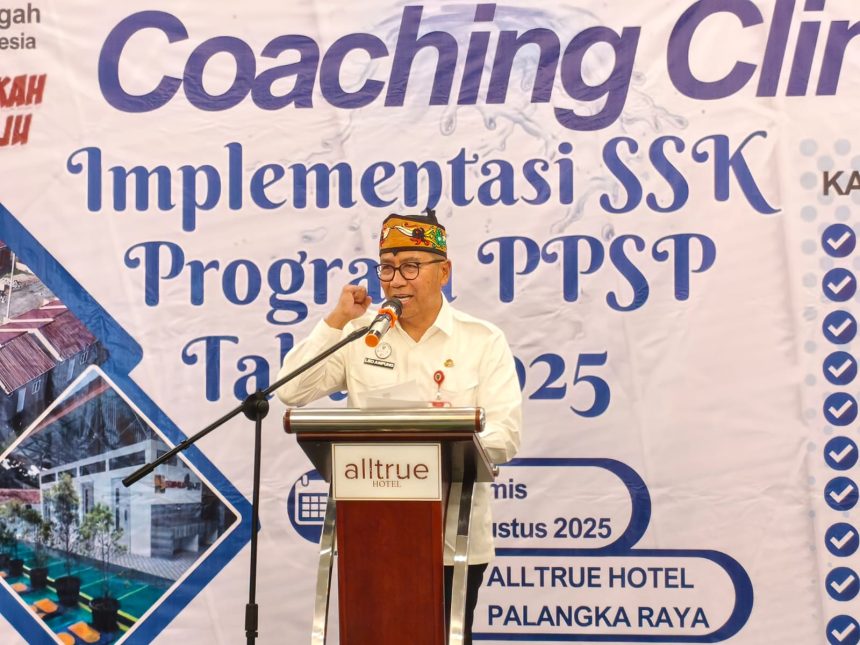Plt Sekda Kalteng sekaligus Kepala Bapperida, Leonard S. Ampung, saat menyampaikan sambutan pada kegiatan Coaching Clinic 6 Implementasi Strategi Sanitasi Kabupaten/Kota (SSK) Program Percepatan Pembangunan Sanitasi Permukiman (PPSP). Foto: Antonius Sepriyono/lenterakalimantan.com