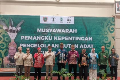 Foto bersama usai pembukaan Musyawarah Pemangku Kepentingan Pengelolaan Hutan Adat Gunung Mas di Luwansa Hotel, Palangka Raya. Foto: Antonius Sepriyono/lenterakalimantan.com