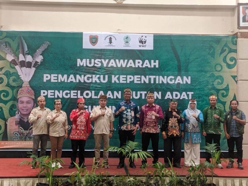 Foto bersama usai pembukaan Musyawarah Pemangku Kepentingan Pengelolaan Hutan Adat Gunung Mas di Luwansa Hotel, Palangka Raya. Foto: Antonius Sepriyono/lenterakalimantan.com