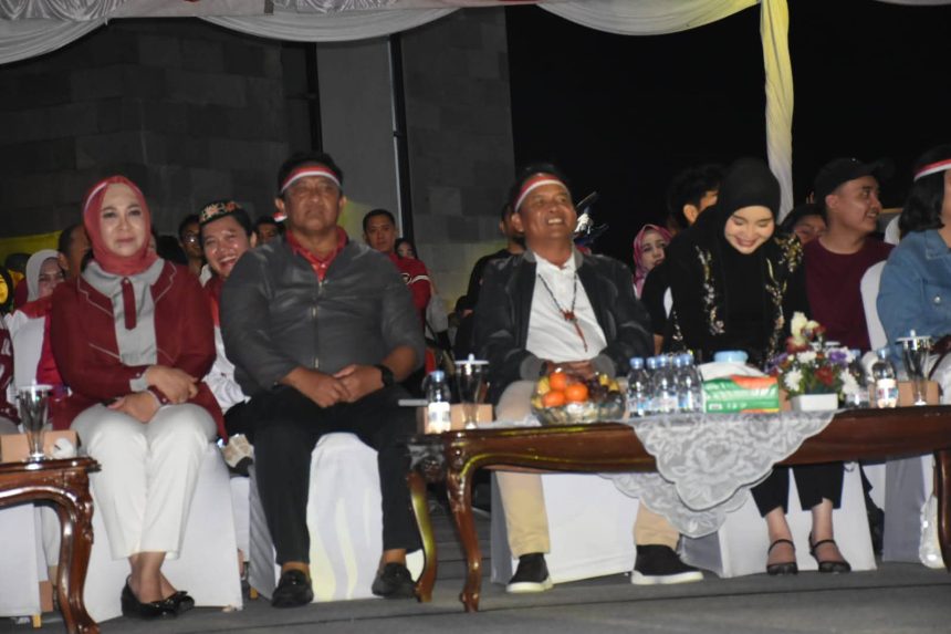 Gubernur Kalteng Agustiar Sabran saat menghadiri Huma Betang Night (HBN) ke-10 di Bundaran Besar, Palangka Raya. Foto: Istimewa