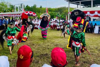 Pagelaran seni adat di upacara 17 Agustus warga Tamban. Foto: Amel/lenterakalimantan.com