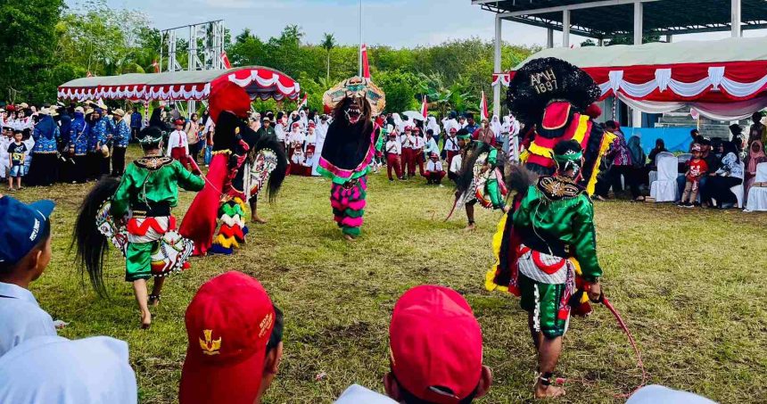 Pagelaran seni adat di upacara 17 Agustus warga Tamban. Foto: Amel/lenterakalimantan.com