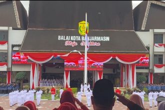 Upacara penurunan bendera merah putih di Balai Kota Banjarmasin. Foto: Amel/lenterakalimantan.com