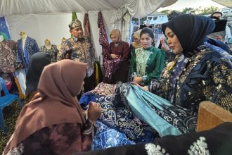 Bupati Tala Rahmat Trianto dan Ketua TP PKK Hj Dian Rahmat kunjungi salah satu stand sasirangan setelah pembukaan Pekan Raya Kemerdekaan ( dok Asep LK )