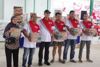 Direktur 83 Dua Mas H Iyan ( berkacamata hitam), Foto bersama pemenang lomba memperingati HUT ke-80 Kemerdekaan ( dok Asep LK)
