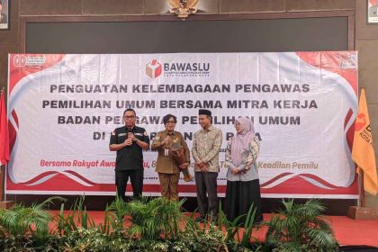 Plt Asisten Pemerintahan dan Kesra Gloriana Aden, saat membuka kegiatan penguatan pengawasan pemilu bersama mitra kerja. Bawaslu di Kota Palangka Raya. Foto: Antonius Sepriyono/lenterakalimantan.com