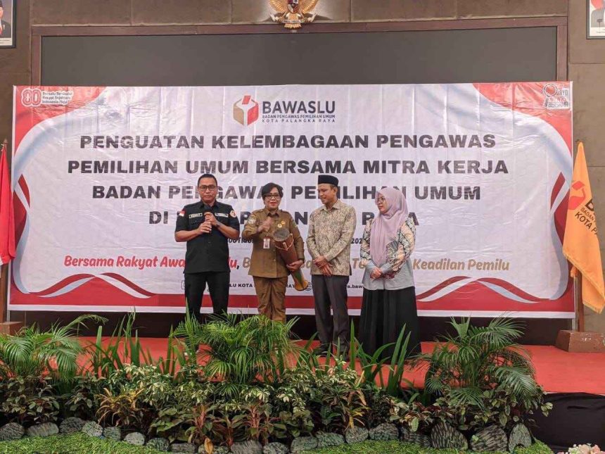 Plt Asisten Pemerintahan dan Kesra Gloriana Aden, saat membuka kegiatan penguatan pengawasan pemilu bersama mitra kerja. Bawaslu di Kota Palangka Raya. Foto: Antonius Sepriyono/lenterakalimantan.com