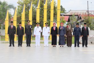 Pemerintah Kabupaten Barito Kuala melanjutkan rangkaian peringatan dengan menggelar Upacara Ziarah Nasional di Taman Makam Pahlawan 5 Desember Marabahan, Minggu (17/8/2025).