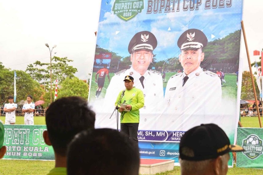Bupati Barito Kuala H.Bahrul Ilmi , saat pembukaan Turnamen Sepakbola Bupati Cup Barito Kuala Tahun 2025, di Lapangan 5 Desember Marabahan (30/08/2025).
