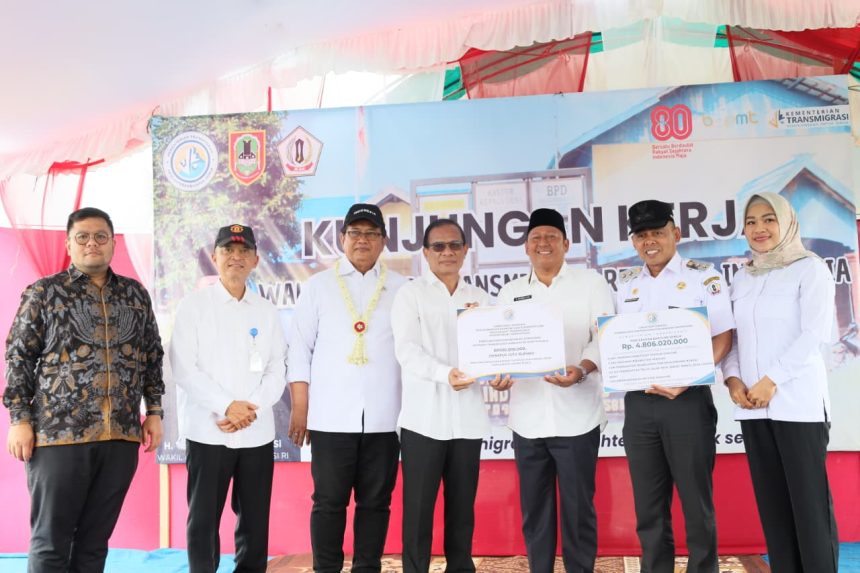 Bupati Barito Kuala, H. Bahrul Ilmi, bersama Wakil Bupati Barito Kuala, H. Herman Susilo menyambut secara resmi kunjungan kerja Wakil Menteri Transmigrasi Republik Indonesia, H. Viva Yoga Mauladi, di Kawasan Transmigrasi Cahaya Baru, Desa Karang Indah, Kecamatan Mandastana, Rabu (20/8/2025).