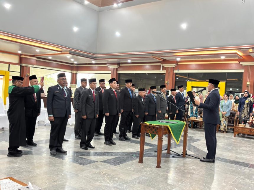 Bupati Tanah Laut Rahmat Trianto melantik Sekda dan Pejabat Pimpinan Tinggi Pratama ( dok Asep LK)