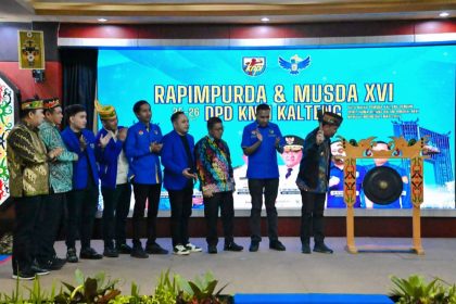 Gubernur Kalteng Agustiar Sabran memukul gong sebagai tanda dibukanya Rapimpurda dan Musda XVI KNPI Kalteng yang berlangsung di Aula Jayang Tingang, Kantor Gubernur Kalteng. Foto: Antonius Sepriyono/lenterakalimantan.com