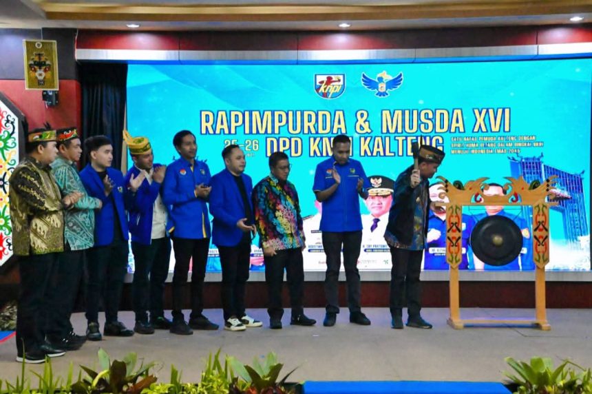 Gubernur Kalteng Agustiar Sabran memukul gong sebagai tanda dibukanya Rapimpurda dan Musda XVI KNPI Kalteng yang berlangsung di Aula Jayang Tingang, Kantor Gubernur Kalteng. Foto: Antonius Sepriyono/lenterakalimantan.com