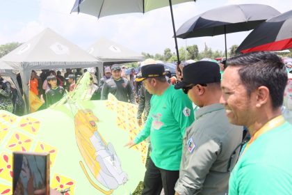 upati Barito Kuala H. Bahrul Ilmi resmi membuka Festival Kite atau Festival Layang-Layang Tahun 2025 yang dipusatkan di Long Storage, Sabtu (23/08/2025).