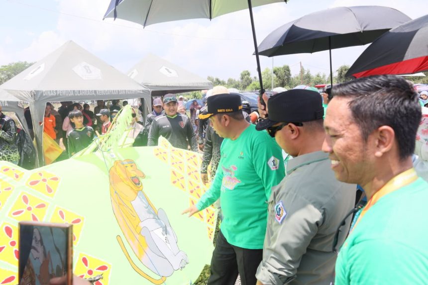 upati Barito Kuala H. Bahrul Ilmi resmi membuka Festival Kite atau Festival Layang-Layang Tahun 2025 yang dipusatkan di Long Storage, Sabtu (23/08/2025).