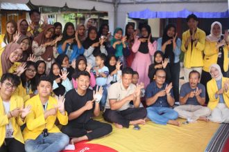 Pembuatan arang briket dari sekam padi. Foto: Amel/lenterakalimantan.com