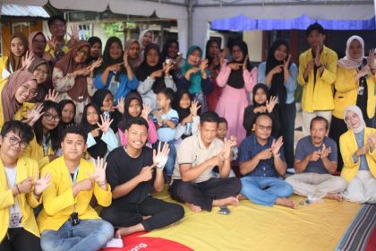 Pembuatan arang briket dari sekam padi. Foto: Amel/lenterakalimantan.com