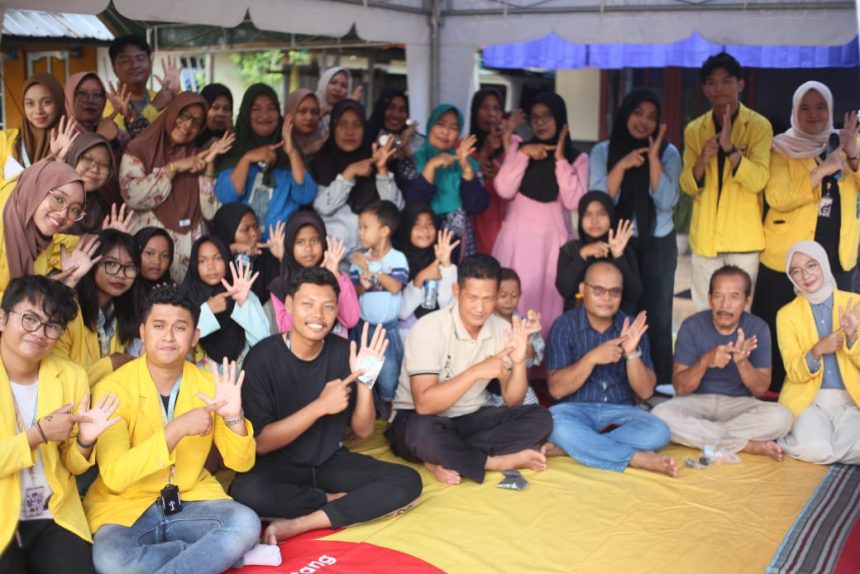 Pembuatan arang briket dari sekam padi. Foto: Amel/lenterakalimantan.com