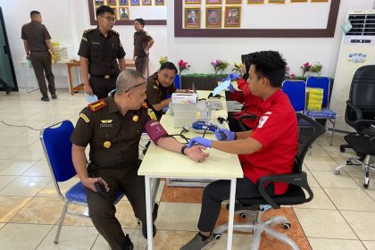 Kajari Banjarmasin ER Wiranto saat mendonorkan darah nya