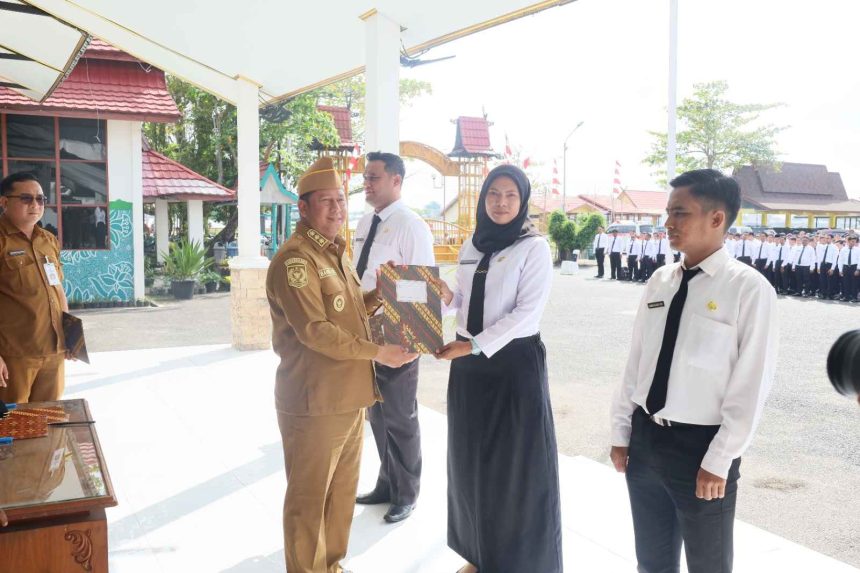 Bupati Barito Kuala H. Bahrul Ilmi secara resmi menyerahkan Surat Keputusan (SK) dan mengambil sumpah/janji Pegawai Pemerintah dengan Perjanjian Kerja (PPPK) Formasi Tahun 2024 di lingkungan Pemerintah Kabupaten Barito Kuala.