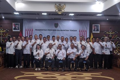 Foto bersama, setelah Rapat Pembahasan Rancangan Kesepakatan Bersama antara Pemerintah Provinsi Kalimantan Tengah dengan Pemerintah Kabupaten/Kota di Aula Eka Hapakat (AEH), Lt. III Kantor Gubernur Kalteng. Foto : Antonius Sepriyono