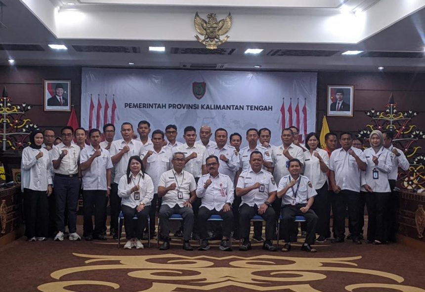 Foto bersama, setelah Rapat Pembahasan Rancangan Kesepakatan Bersama antara Pemerintah Provinsi Kalimantan Tengah dengan Pemerintah Kabupaten/Kota di Aula Eka Hapakat (AEH), Lt. III Kantor Gubernur Kalteng. Foto : Antonius Sepriyono