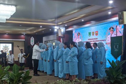 Wakil Gubernur Kalteng Edy Pratowo, saat mengukuhkan 28 pengurus Badan Kerja Sama Organisasi Wanita (BKOW) Kalteng masa bakti 2025–2030. Foto; Antonius Sepriyono/lenterakalimantan.com