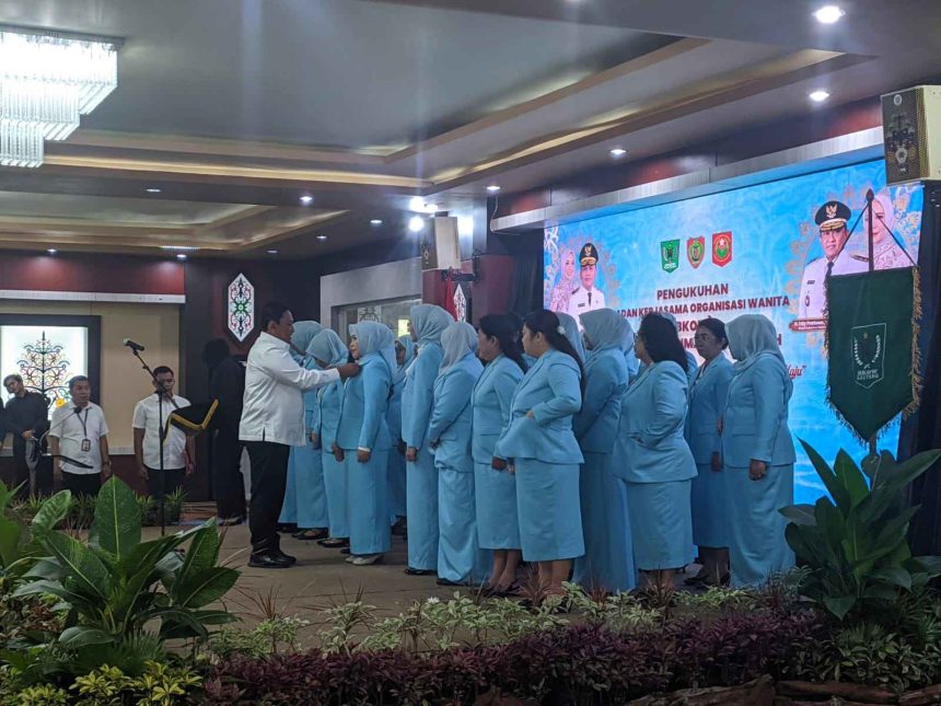 Wakil Gubernur Kalteng Edy Pratowo, saat mengukuhkan 28 pengurus Badan Kerja Sama Organisasi Wanita (BKOW) Kalteng masa bakti 2025–2030. Foto; Antonius Sepriyono/lenterakalimantan.com