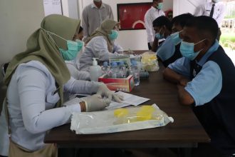 Tim kesehatan saat melakukan skrining TB terhadap warga binaan Lapas Batulicin.