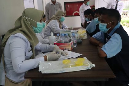 Tim kesehatan saat melakukan skrining TB terhadap warga binaan Lapas Batulicin.