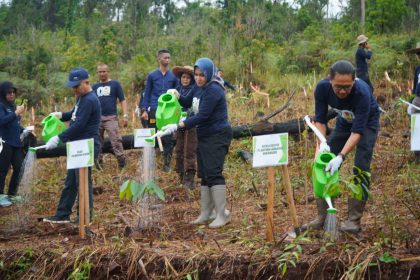 Kajati Kalsel Rina Virawati bersama jajaran bersama Dhangku Putra Wijaya Porwanto Kepala Kantor Arutmin Banjarbaru dalam kegiatan penanaman pohon