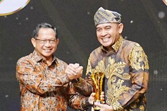 Mendagri Tito Karnavian serahkan penghargaan Pimpinan Daerah Award (PDA) 2025, kepada Bupati Tanah Laut Rahmat Trianto, di Inews Tower, Jakarta. (Dok foto Diskominfostasan Tala)