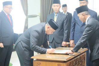 Bupati Barito Kuala (Batola) H. Bahrul Ilmi melaksanakan pengambilan sumpah jabatan dan pelantikan Pejabat Pimpinan Tinggi Pratama di lingkungan Pemerintah Kabupaten Barito Kuala, Senin (25/8/2025) bertempat di Aula Selidah Marabahan.